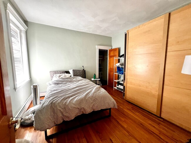 Building Photo - Renovated Top Floor 1-Bed on Park Drive | ...