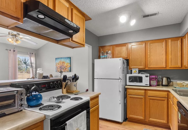 Building Photo - 728 Azalea Dr