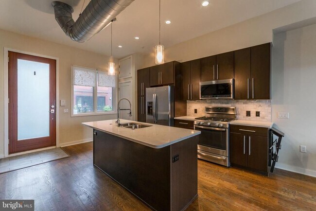 Building Photo - 1247 E Columbia Ave