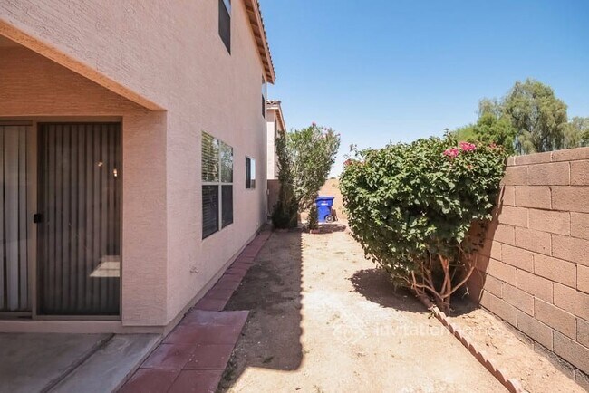 Building Photo - 2322 E Spruce Dr