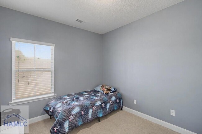 Building Photo - 413 Mcclelland Lp NE