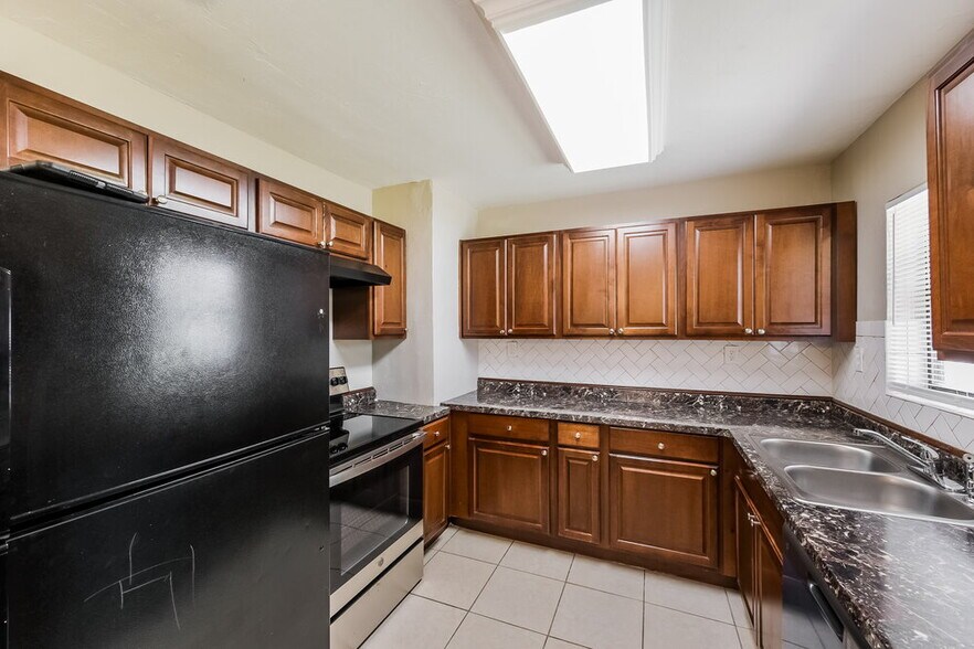 Building Photo - 800 Jarmilla Ln
