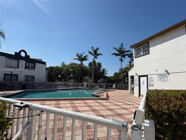 Building Photo - 9731 Fontainebleau Blvd