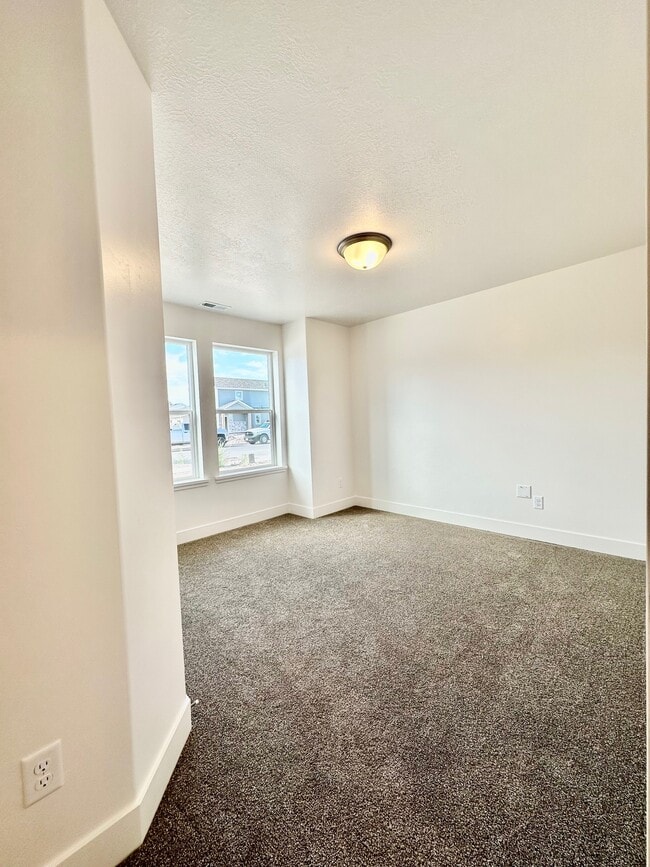 Building Photo - HC 1136