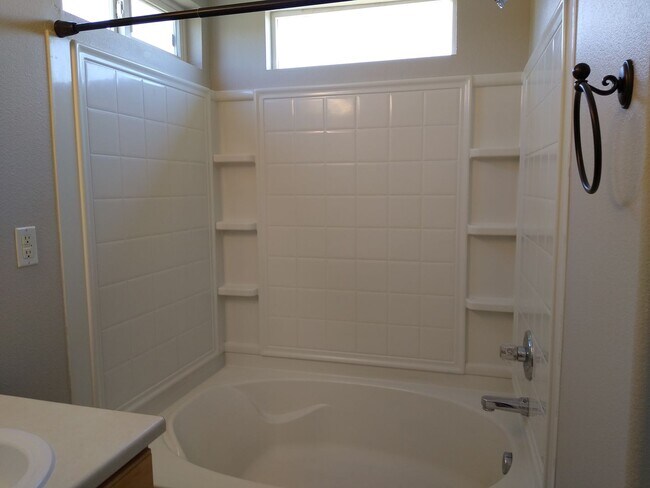 Building Photo - Gorgeous 2 Story 3 Bedroom 2.5 Baths in Da...