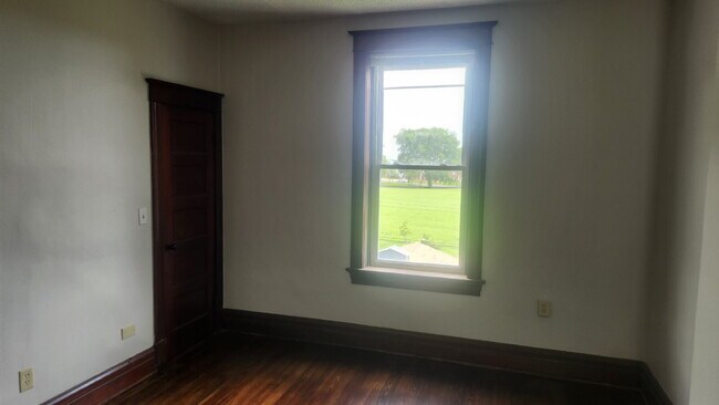 Building Photo - "Spacious 5-Bedroom Gem with 2 Full Baths in St. Louis – Your Ideal Family Home Awaits!"