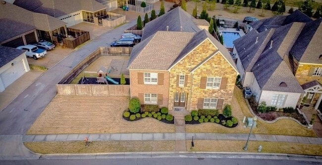 Building Photo - 1820 Enclave Hollow Ln E