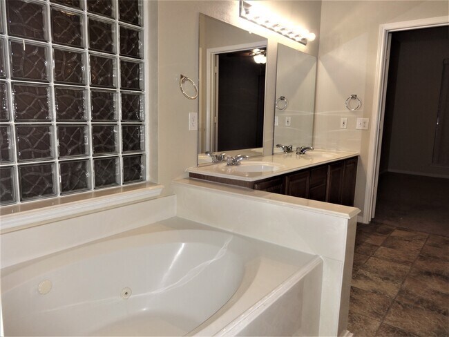 Building Photo - 19902 Cypresswood Springs