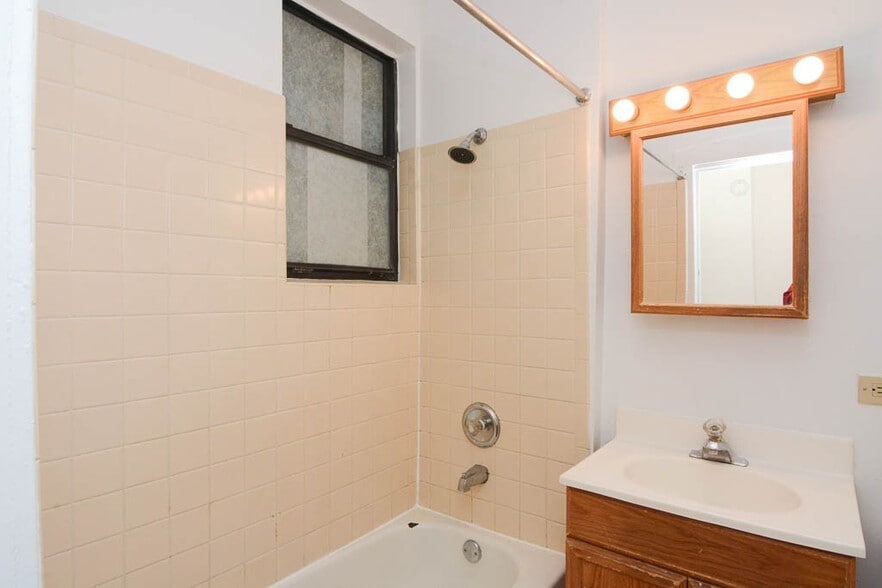 Building Photo - 1542 N Kedzie Ave