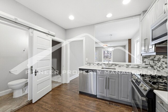 Building Photo - Charming Townhouse with Washer/Dryer and Central AC