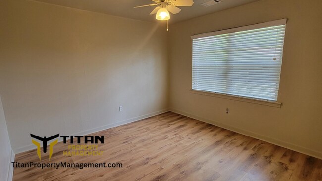 Building Photo - 2 bed Duplex