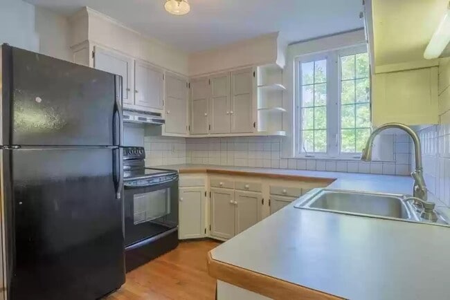 Kitchen - 193 Lynn Shore Dr