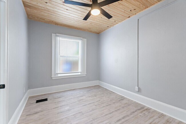 Building Photo - Charming 1 Bed, 1 Bath Apartment - All  Ut...