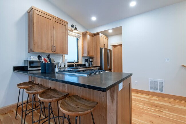 Building Photo - 3402 Alta Vista Dr