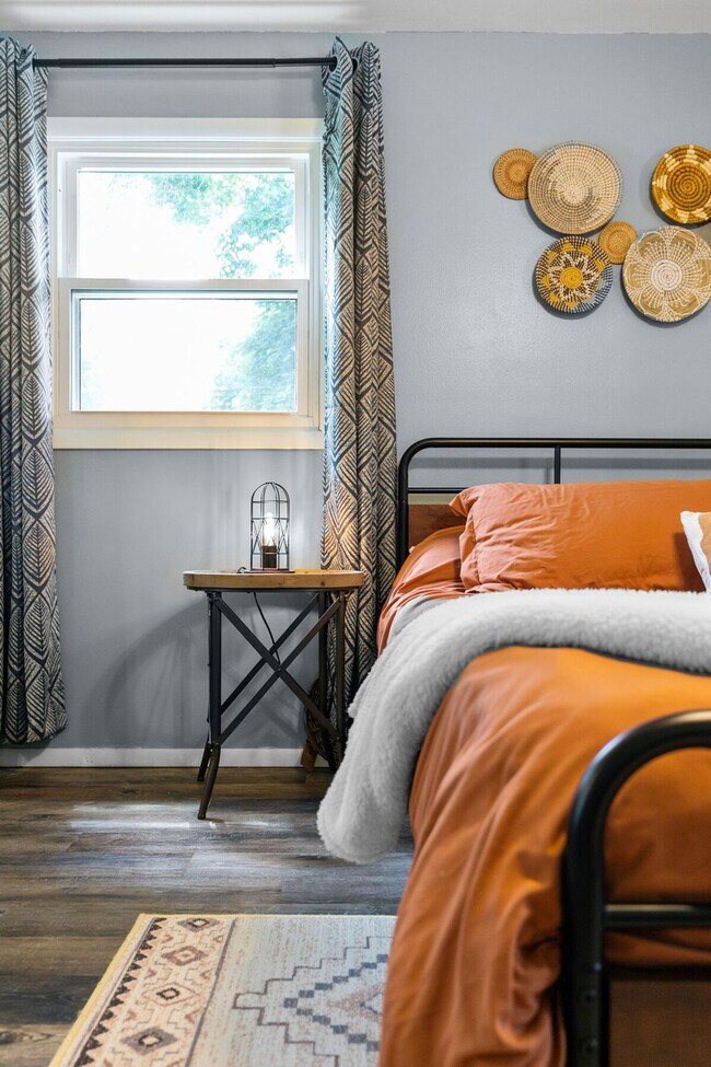 Building Photo - 733 W 4th St