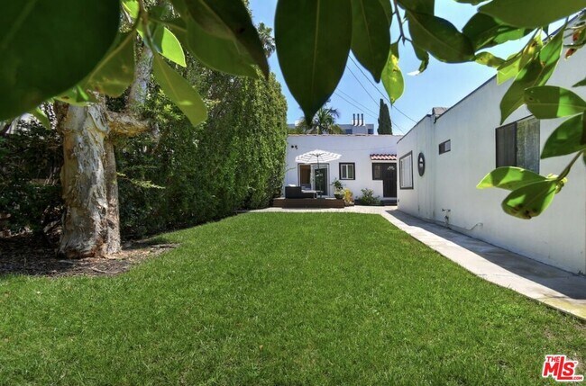 Building Photo - 653 N W Knoll Dr