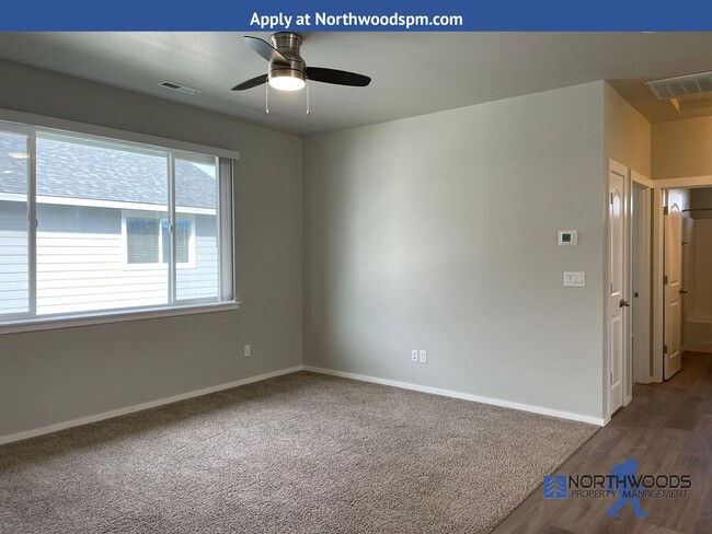 Building Photo - $500.00 Off First Months Rent Holiday Spec...