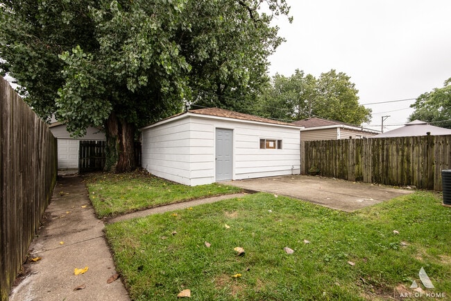 Building Photo - 7649 S Paxton Ave