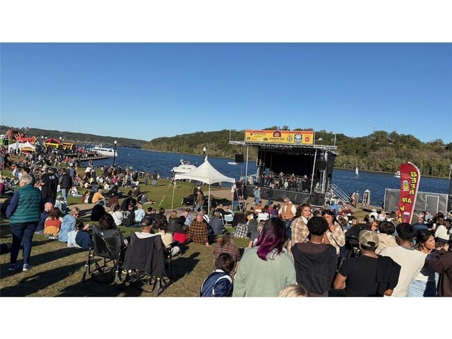 Building Photo - 206 5th St S