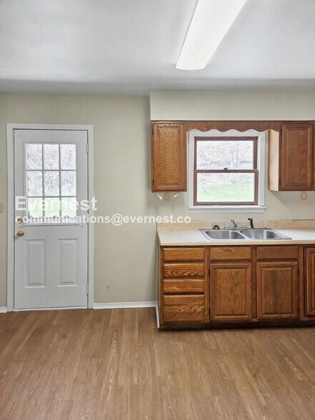 Building Photo - 193 Glenn St