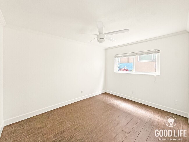 Building Photo - Coastal 2BR Unit in Pacific Beach with Parking & On-Site Amenities