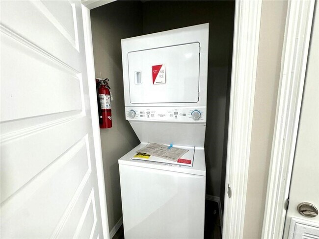 Building Photo - 14 E Walnut Ave