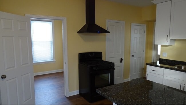 Building Photo - 5622 N Mango Ave