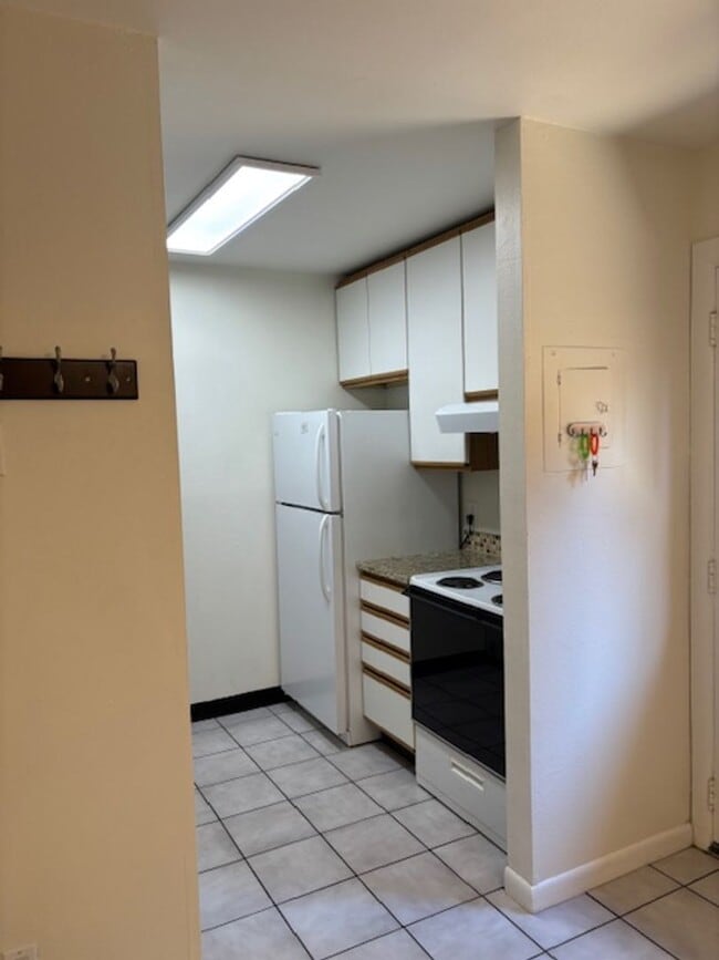 Building Photo - Close to Campus 2BD/1.5 BA Townhouse - Ava...
