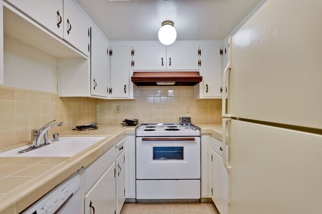 Building Photo - 2 Bedroom 1 Bath Two Story Townhome