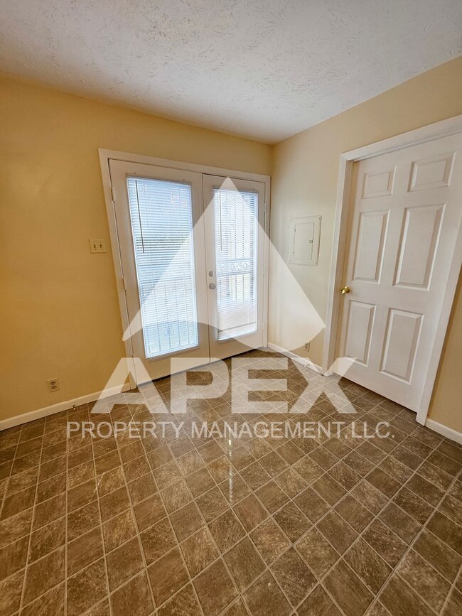 Building Photo - Spacious 2-Bdrm 1.5 Ba Townhouse style Con...