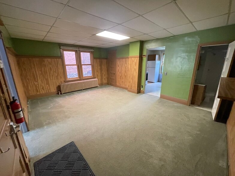 Living room - 216 E Franklin St