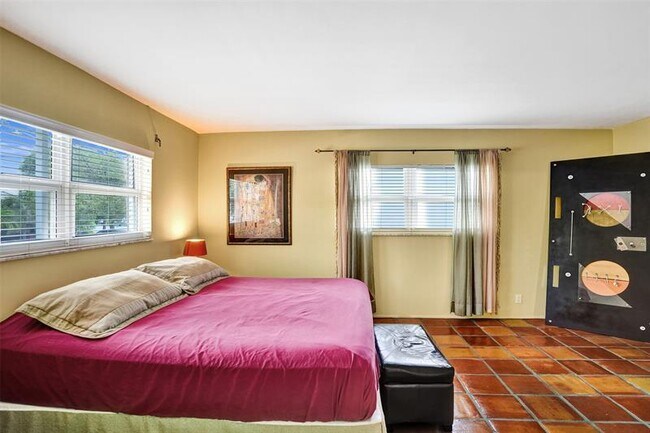 Building Photo - 1212 SE 2nd Ct