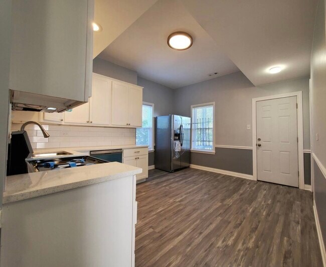 Building Photo - 943 W 59th St