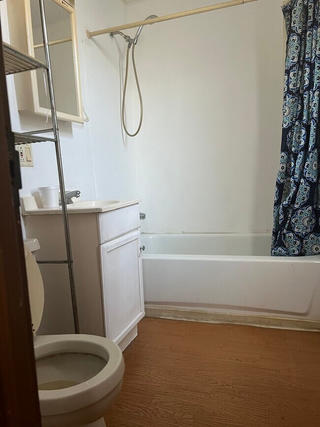 bath2 - 2948 S Keeley St