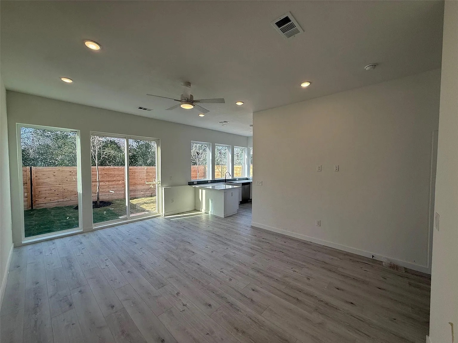 Building Photo - Room in Apartment on Riverside Farms Rd