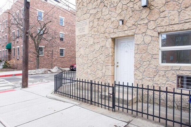 Primary Photo - 533 Madison St