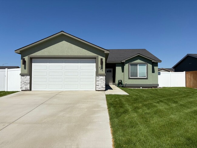 Primary Photo - New home for Rent in Quincy!