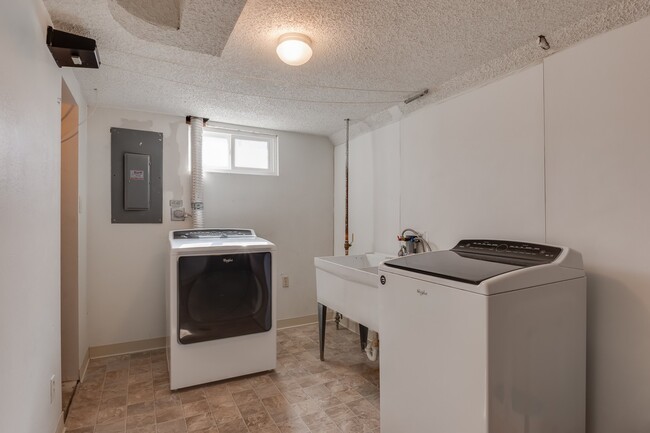 Building Photo - Shadle Park 3 Bedroom 2 Bath Home near Gar...