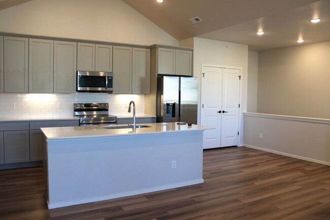 Building Photo - Stunning 2 bedroom Townhome in Fort Collins