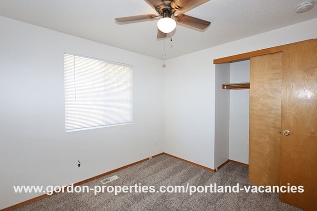 Building Photo - SE Schiller St - ranch style 3 bedroom home