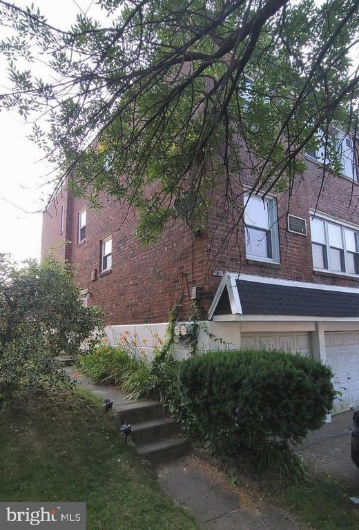 Building Photo - 216 Lockart Terrace