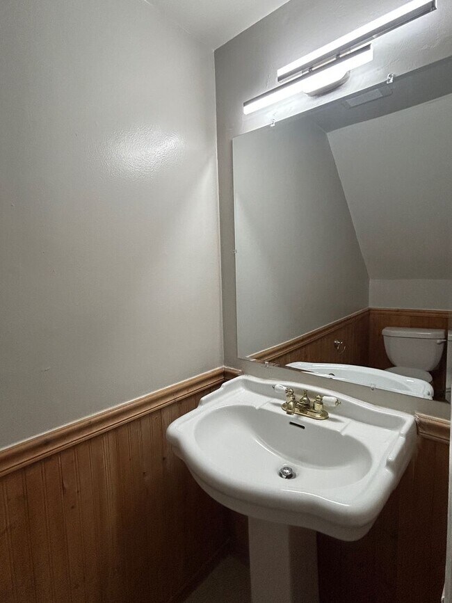Building Photo - Nice 3br/1.5ba Town Home. Great school. Wa...
