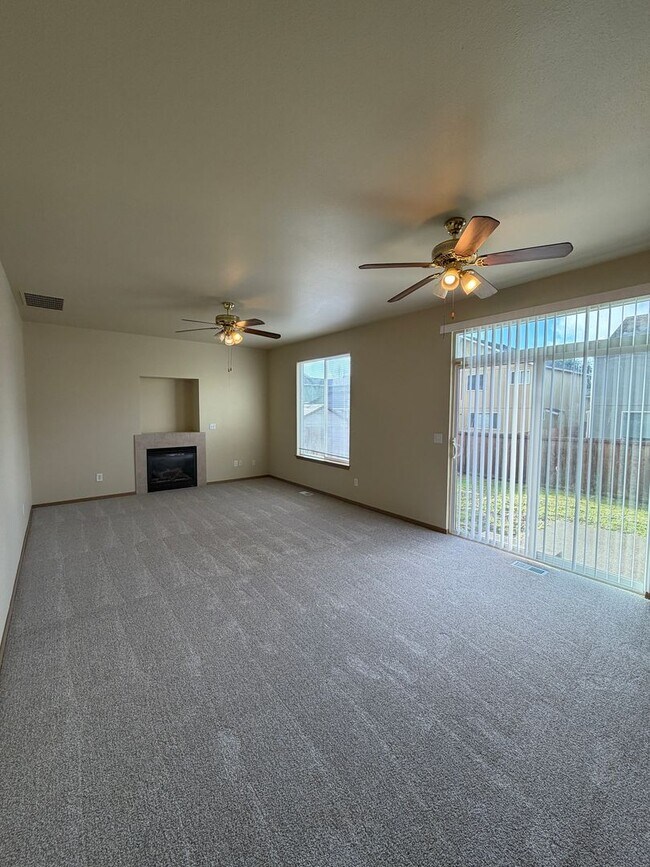 Building Photo - 843 Gina Ct SE