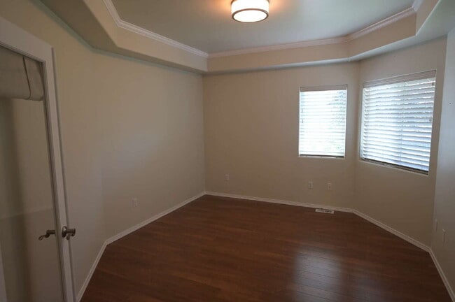 Building Photo - 2 bed plus office, 2 bathroom condo in Sun...