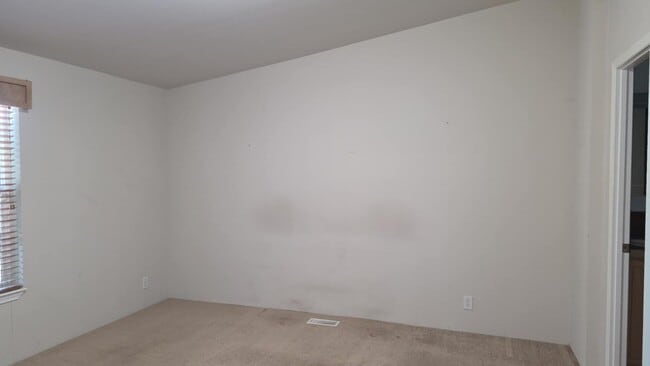 Building Photo - 3 bedroom, 1 3/4 bath home in Hoquiam on t...