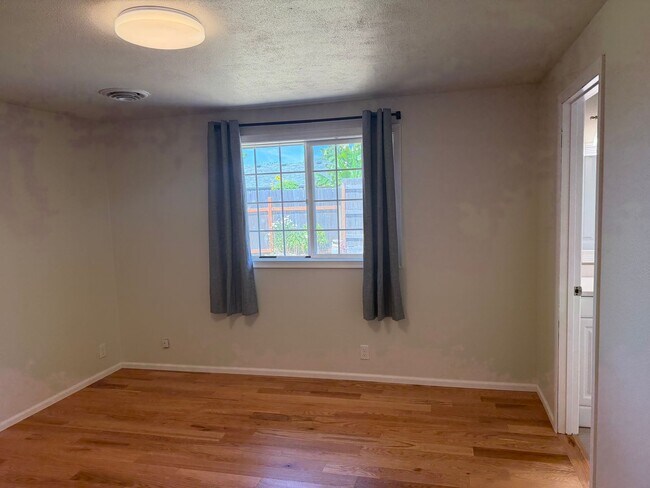 Building Photo - Updated 3-bedroom, 2-bathroom house in desirable Thurston neighborhood!