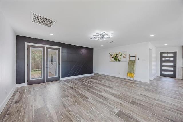 Building Photo - 310 E 6th St