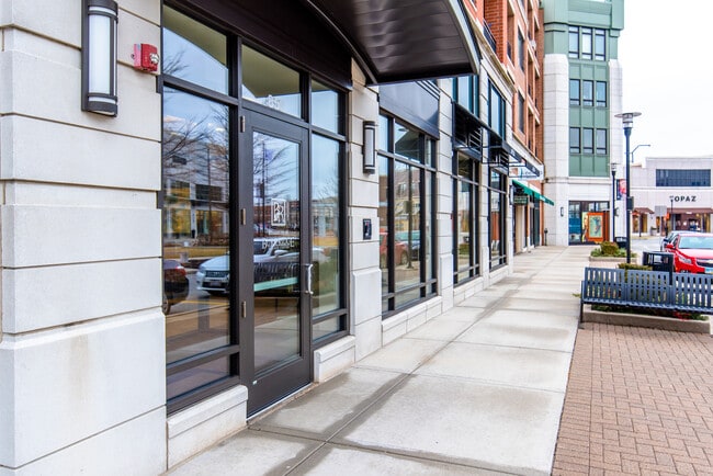 Building Photo - 850 Village Center Dr