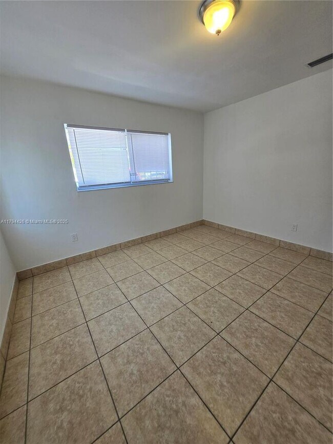 Building Photo - 3110 NW 19th Ave