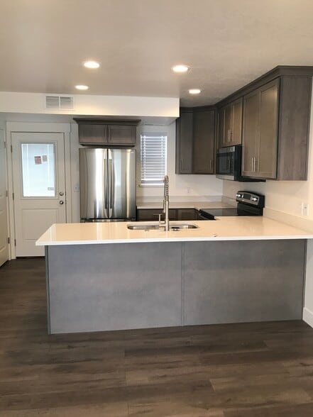 Beautiful quartz countertop with recessed LED lighting - 2626 W 450 N